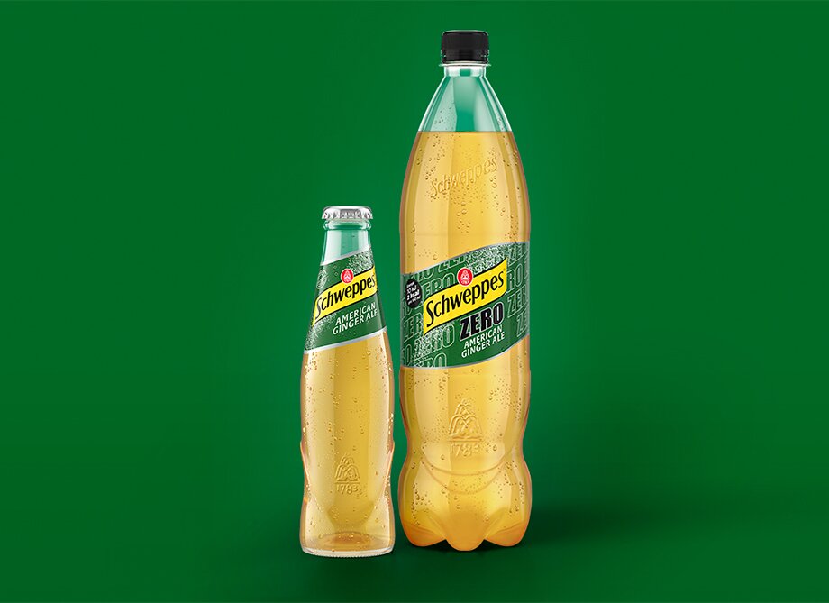 Schweppes American Ginger Ale Classic und Zero – Glasflasche neben 1,25-l Flasche, beide mit Kondensperlen auf grünem Hintergrund.