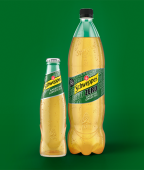 Schweppes American Ginger Ale Classic und Zero – Glasflasche neben 1,25-l Flasche, beide mit Kondensperlen auf grünem Hintergrund.
