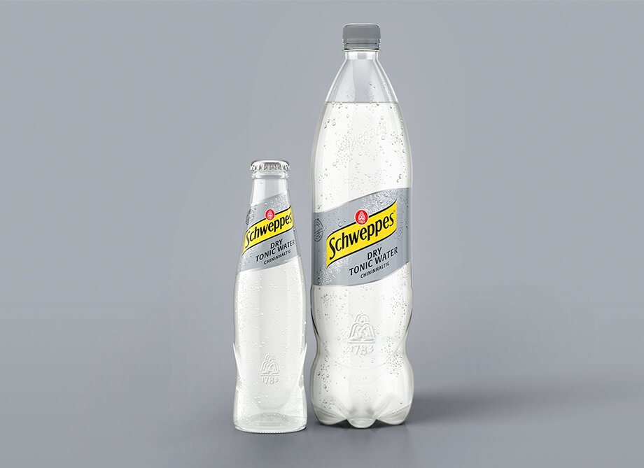 Schweppes Dry Tonic Water – Glasflasche neben 1,25-l Flasche, beide mit Kondensperlen auf grauem Hintergrund.