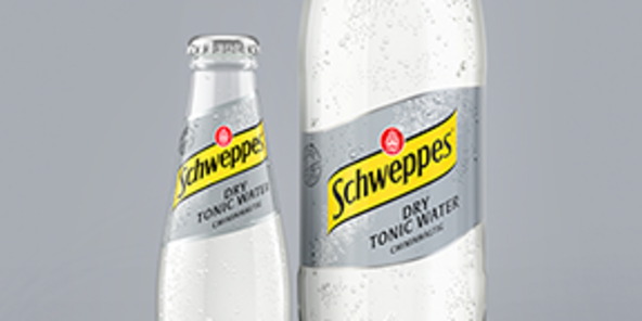 Nahaufnahme: Schweppes Dry Tonic Water als 0,2-l und 1,25-l Flasche.