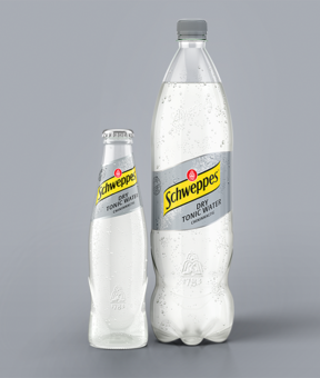 Schweppes Dry Tonic Water – Glasflasche neben 1,25-l Flasche, beide mit Kondensperlen auf grauem Hintergrund.