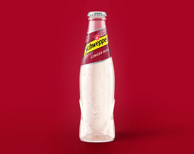 Schweppes Ginger Beer – gekühlte 0,2-l Glasflasche mit Kondensperlen.