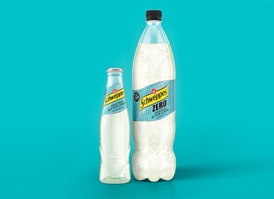 Schweppes Original Bitter Lemon Classic und Zero – Glasflasche neben 1,25-l Flasche, beide mit Kondensperlen.