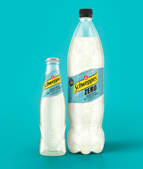 Schweppes Original Bitter Lemon Classic und Zero – Glasflasche neben 1,25-l Flasche, beide mit Kondensperlen auf blauem Hintergrund.
