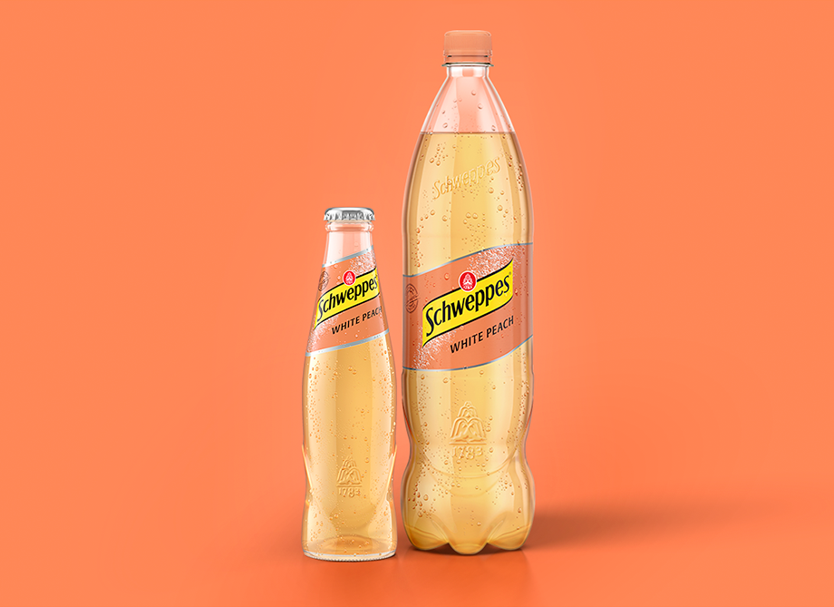 Schweppes White Peach – Glasflasche neben 1,25-l Flasche, beide mit Kondensperlen.