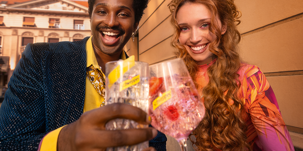 Stilvolle Menschen genießen ihre Schweppes Mix-Getränke im Freien.