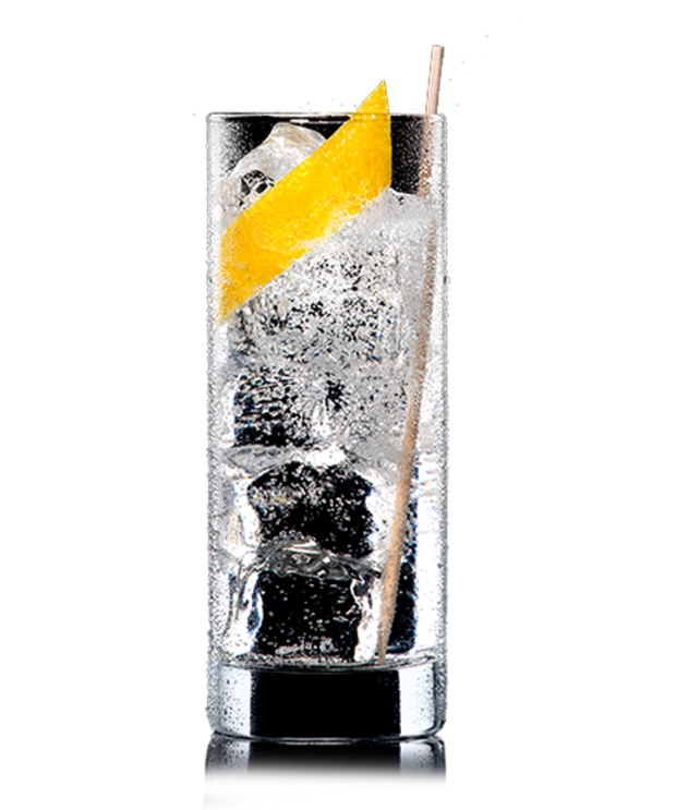 Gin Tonic im Highballglas mit Eis und Zitronenzeste, gemixt mit Schweppes Indian Tonic Water.