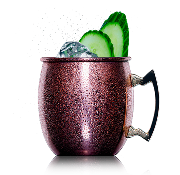 Wodka Mule im Kupferbecher mit Eis und Gurkenscheiben, gemixt mit Schweppes Ginger Beer.