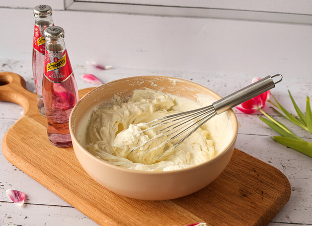 Messy Wild Berry Cheesecake | Schweppes Deutschland