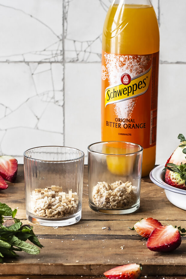 Weiße Schokoladen Creme mit frischen Erdbeeren | Schweppes Deutschland