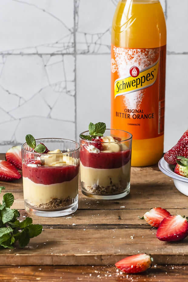 Weiße Schokoladen Creme mit frischen Erdbeeren | Schweppes Deutschland