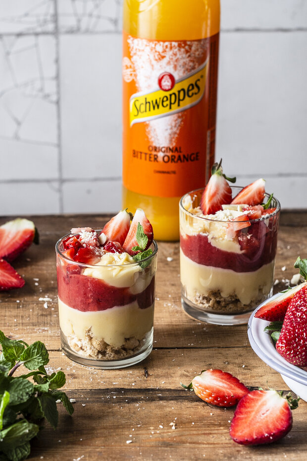 Weiße Schokoladen Creme mit frischen Erdbeeren | Schweppes Deutschland