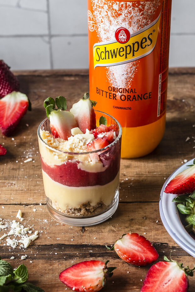 Weiße Schokoladen Creme mit frischen Erdbeeren | Schweppes Deutschland