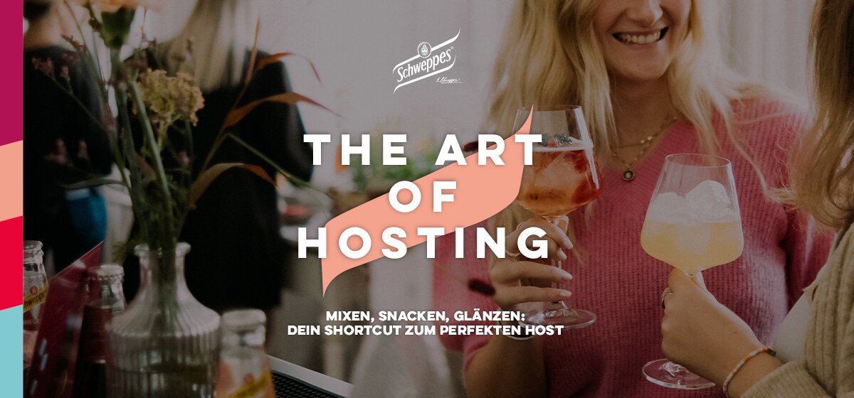 Die Kunst des Gastgebens: Ein schön dekorierter Tisch mit Kerzen und Blumen, der eine warme Atmosphäre schafft. Zwei Frauen stoßen mit Cocktail an. 