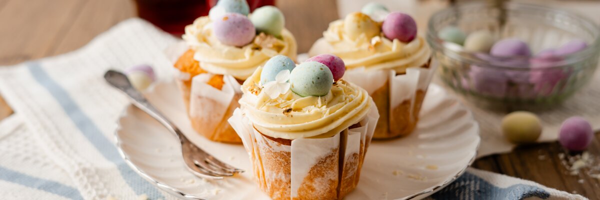 Weiße Schokolade Granatapfel Oster Cupcakes | Schweppes Deutschland