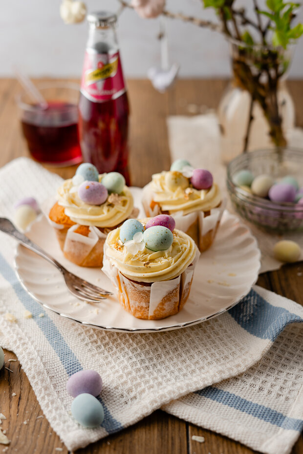 Weiße Schokolade Granatapfel Oster Cupcakes | Schweppes Deutschland