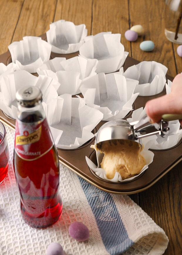 Weiße Schokolade Granatapfel Oster Cupcakes | Schweppes Deutschland