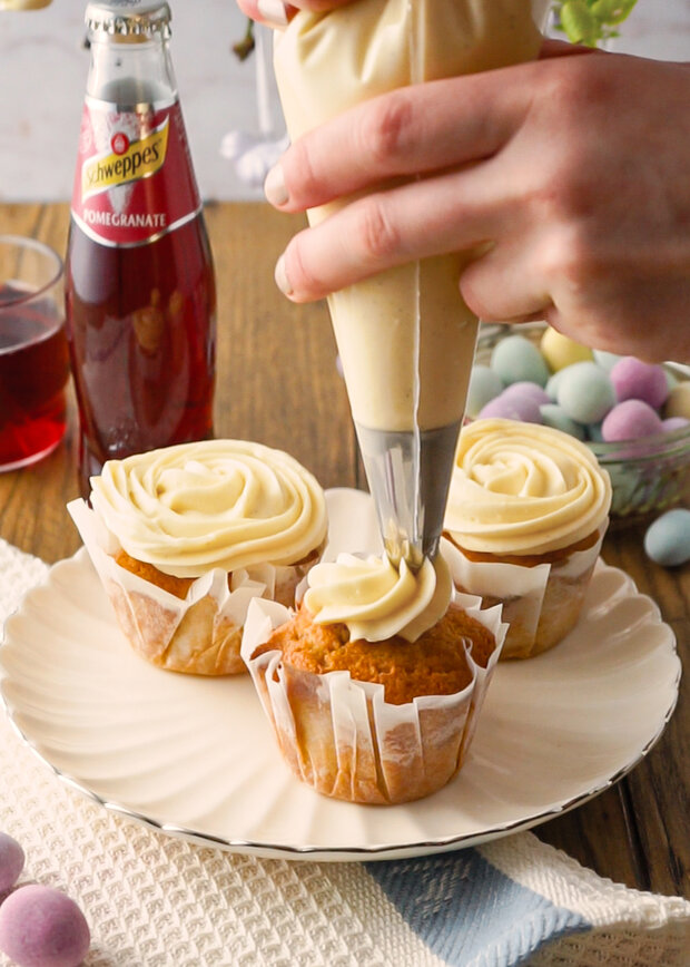 Weiße Schokolade Granatapfel Oster Cupcakes | Schweppes Deutschland