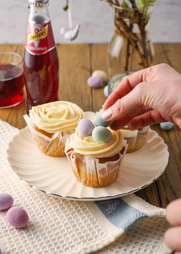 Weiße Schokolade Granatapfel Oster Cupcakes | Schweppes Deutschland