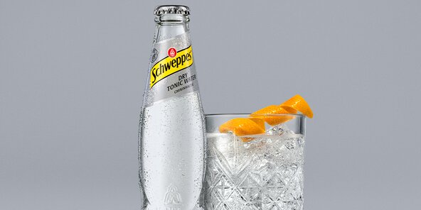 Schweppes Dry Tonic Water – gekühlte 0,2-l Glasflasche mit Kondensperlen auf grauem Hintergrund.