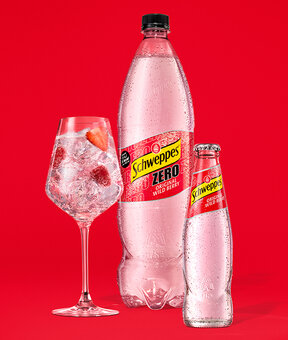 Schweppes Original Wild Berry Classic und Zero – Glasflasche neben 1,25-l Flasche, beide mit Kondensperlen auf rotem Hintergrund.