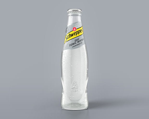 Schweppes Dry Tonic Water – gekühlte 0,2-l Glasflasche mit Kondensperlen auf grauem Hintergrund.