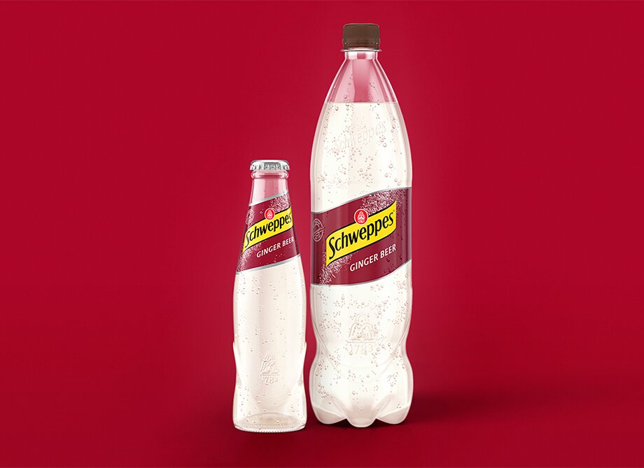 Schweppes Ginger Beer – Glasflasche neben 1,25-l Flasche, beide mit Kondensperlen.