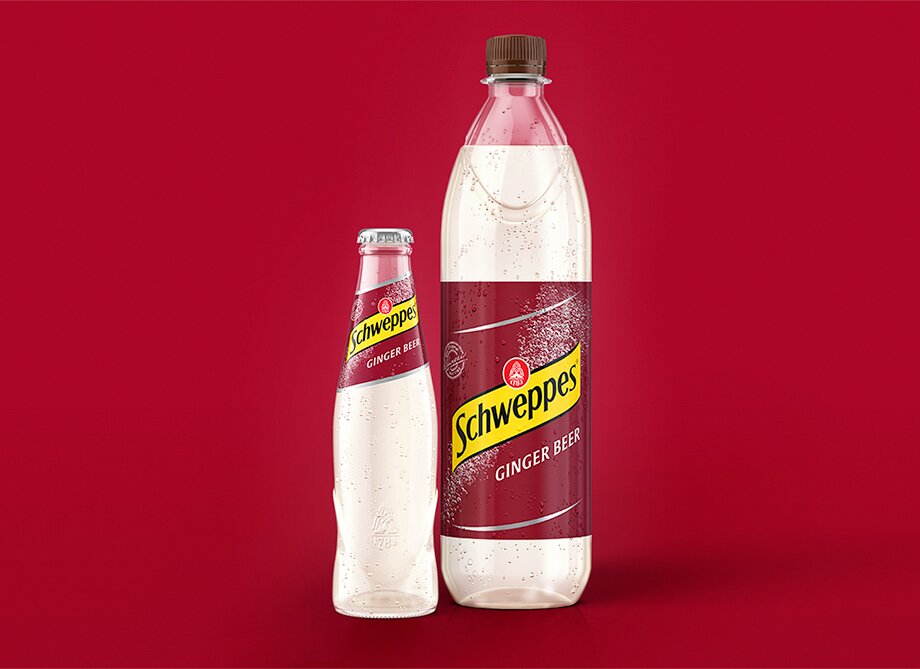 Schweppes Ginger Beer – Glasflasche neben 1,25-l Flasche, beide mit Kondensperlen.