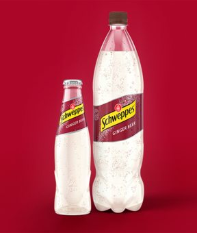 Schweppes Ginger Beer – Glasflasche neben 1,25-l Flasche, beide mit Kondensperlen.