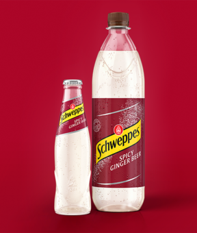 Schweppes Ginger Beer – Glasflasche neben 1l Flasche, beide mit Kondensperlen.
