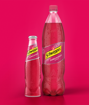 Schweppes Pomegranate – Glasflasche neben 1,25-l Flasche, beide mit Kondensperlen auf rotem Hintergrund.