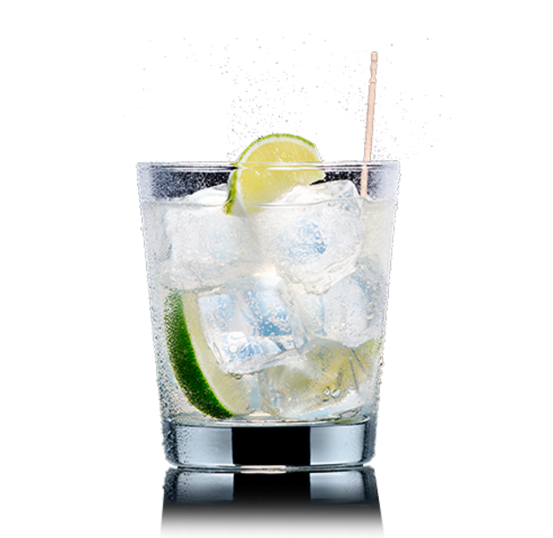 Wodka Soda im Tumbler mit Eis und Limette, gemixt mit Schweppes Soda Water.