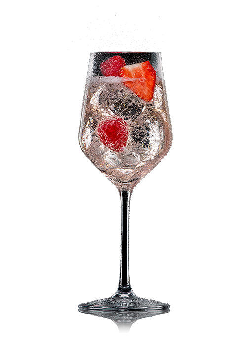 Lillet Wild Berry im Weinglas mit Erdbeere und Himbeeren, aufgegossen mit Schweppes Original Wild Berry.